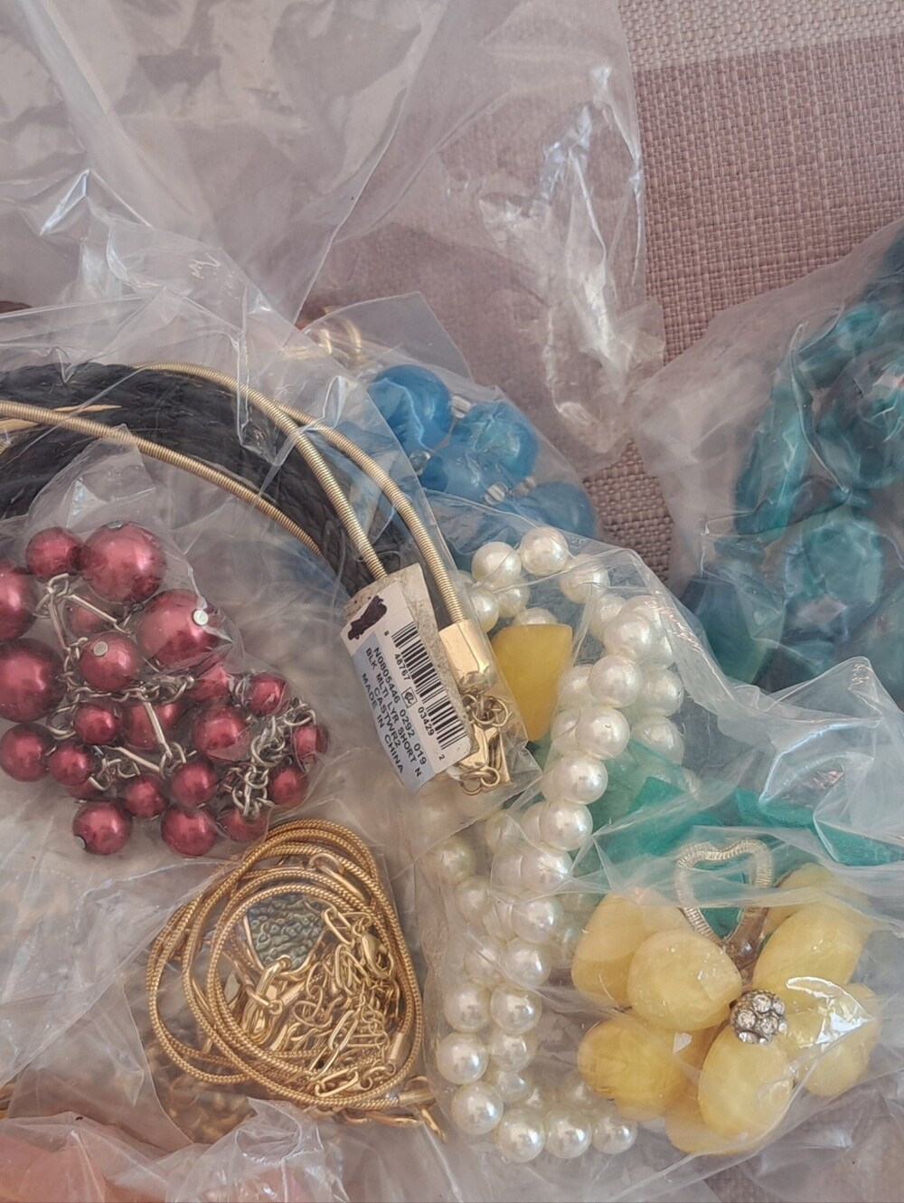 50 PIECE LOT NICE COSTUME JEWELRY WEARABLE, UNTANGLED, CONDITION, NO JUNK! - Picture 2 of 8